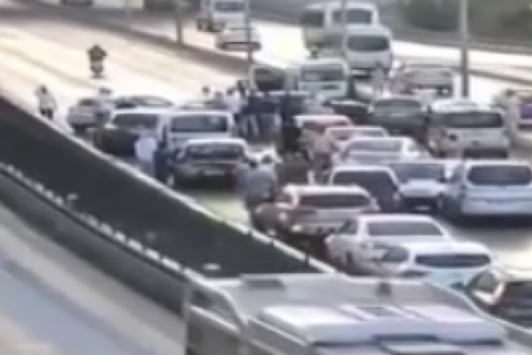 E-5'te zincirleme kaza! &Ccedil;ok sayıda yaralı var