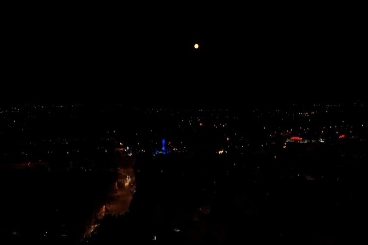 D&uuml;zce'de g&ouml;ky&uuml;z&uuml;nde b&uuml;y&uuml;leyen dolunay g&ouml;renleri hayran bıraktı