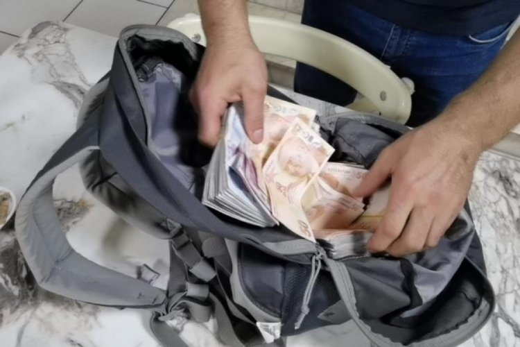 İ&ccedil;i para dolu &ccedil;antayı sahibine teslim etti