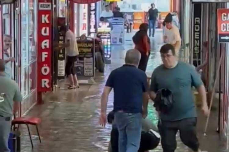 K&uuml;tahya'da sağanak yağış iş yerlerini ve evleri yıktı ge&ccedil;ti!