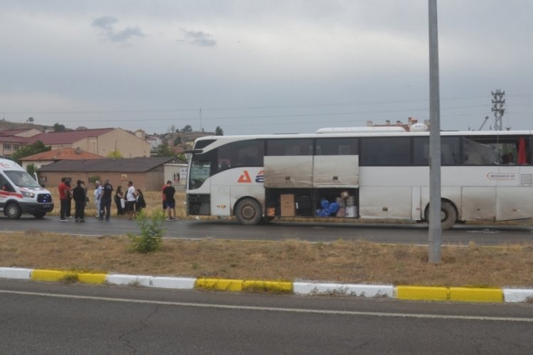 Sivas'ta yolcu otob&uuml;s&uuml; direğe &ccedil;arptı