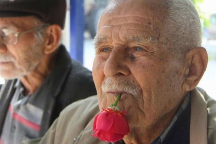 Bursa'da ağzında 65 yıldır taşıdığı g&uuml;lle &uuml;nlenmişti! 'G&uuml;ll&uuml; dede' hayatını kaybetti