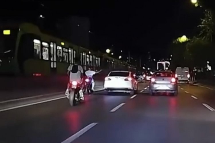 Bursa'da şerit değiştirmeye &ccedil;alışan aracın aynasını kırdı