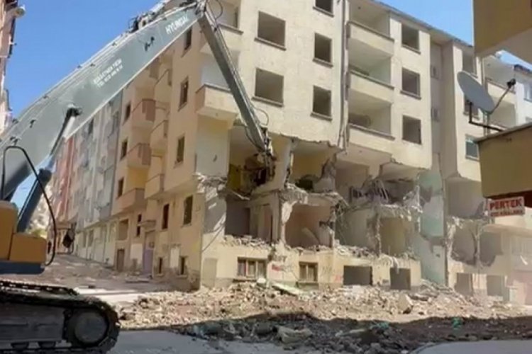 Elazığ'da depremde hasar g&ouml;ren binaların yıkımı titizlikle s&uuml;r&uuml;yor