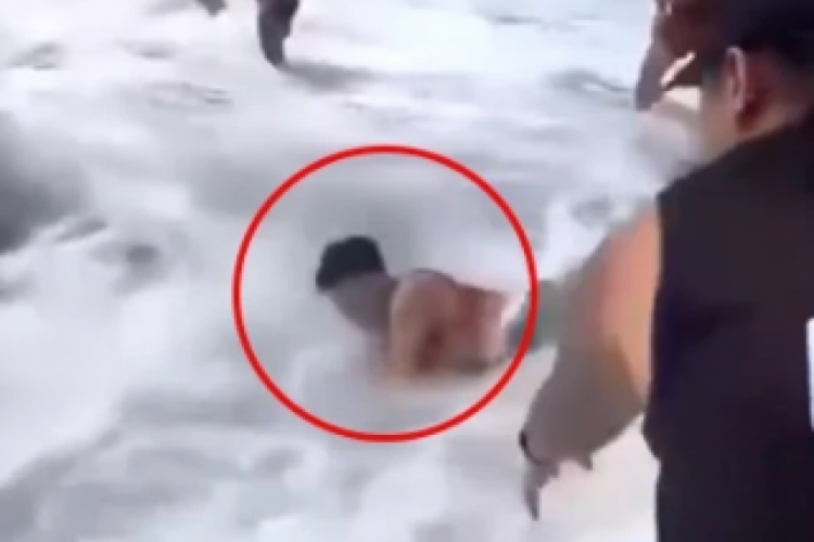 Dalgalar arasında y&uuml;zen adamı deniz yuttu
