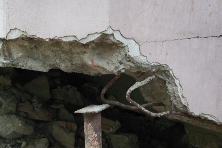 İstanbul'da y&uuml;zlerce kişinin yaşadığı sitede korkutan &ccedil;atlaklar!