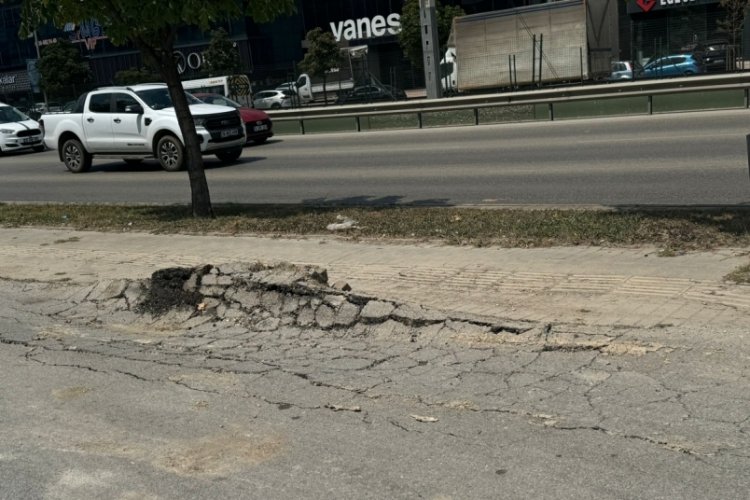 Bursa'da ağırlığa dayanamayan yol g&ouml;&ccedil;t&uuml;