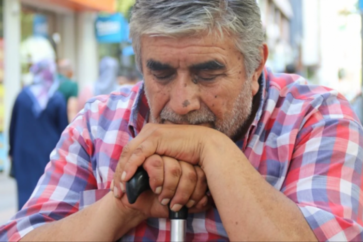 36 yıldır gece g&uuml;nd&uuml;z oturarak uyuyor!
