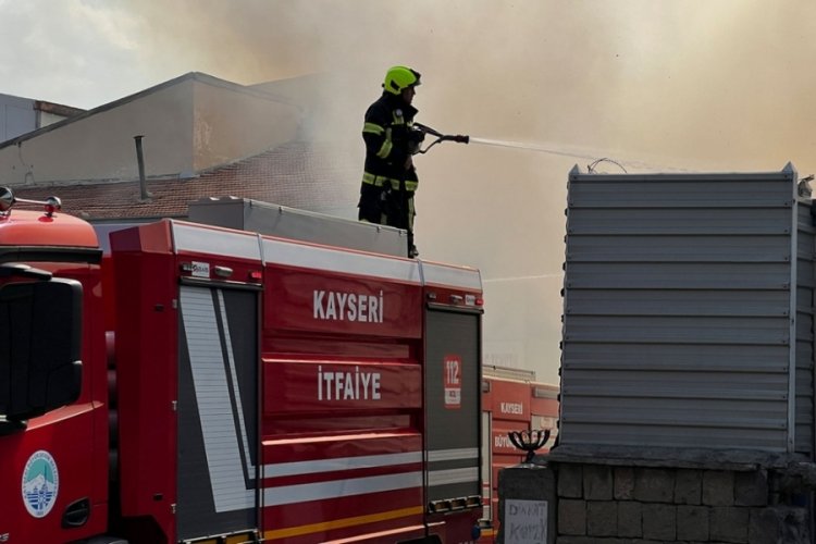 Kayseri'de ot yangını, kağıt fabrikasına sı&ccedil;radı