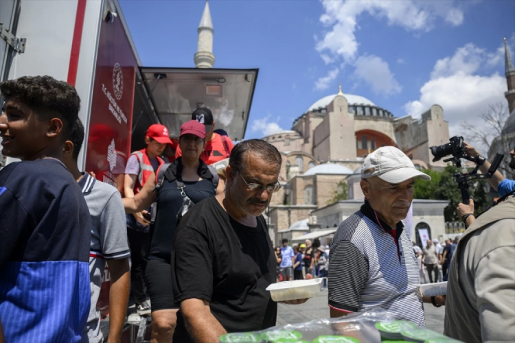 İbadete a&ccedil;ılmasının 4. yılında Ayasofya'da yemek dağıtıldı