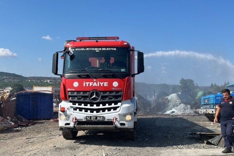 Kocaeli'de geri d&ouml;n&uuml;ş&uuml;m deposunda yangın &ccedil;ıktı