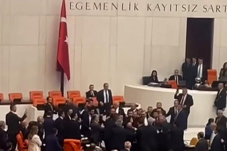 Meclis'te y&uuml;ksek tansiyon! Vekiller birbirine girdi