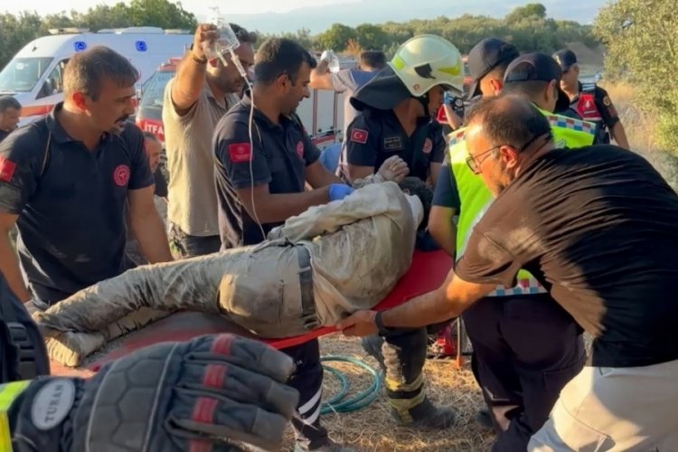 Bursa'da devrilen kamyonette sıkışan 2 kişi, itfaiye ekipleri tarafından kurtarıldı