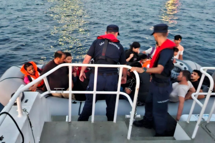 Ayvalık'ta 30 d&uuml;zensiz g&ouml;&ccedil;men yakalandı!