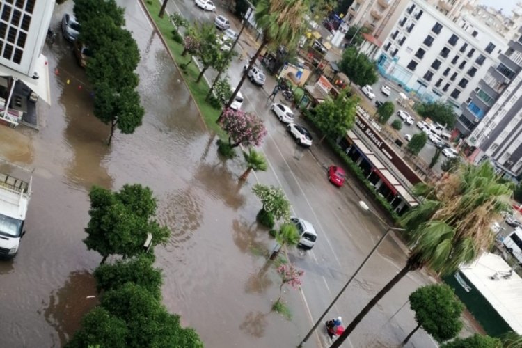 Adana'da şiddetli yağmur hayatı fel&ccedil; etti!