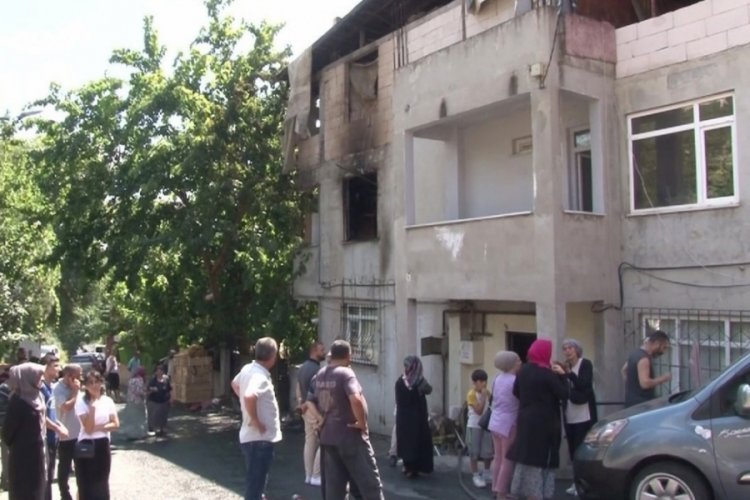 Boşandığı kadın ve &ccedil;ocuklarının yaşadığı evi yaktı