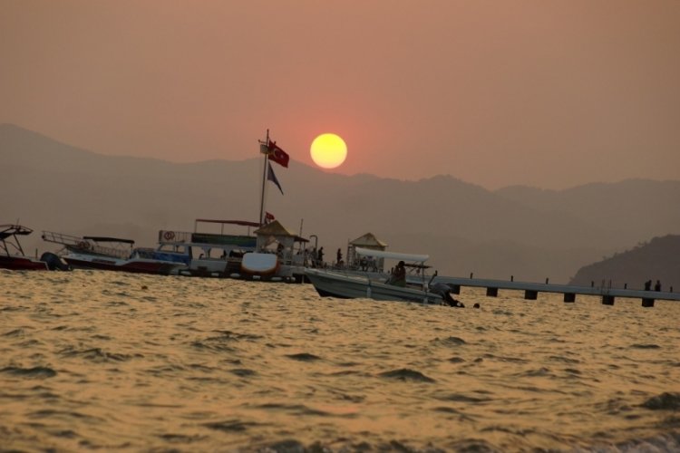 Muğla'da T&uuml;rk bayrağını batan g&uuml;neşle beraber &ouml;l&uuml;ms&uuml;zleştiren ş&ouml;len mest etti!