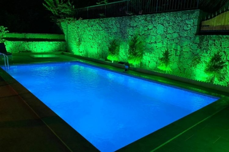 Antalya'da otel havuzunda dışkı krizi