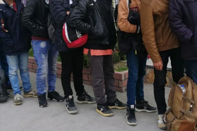 Edirne'de yasa dışı yollarla yurda giren 7 yabancı yakalandı!