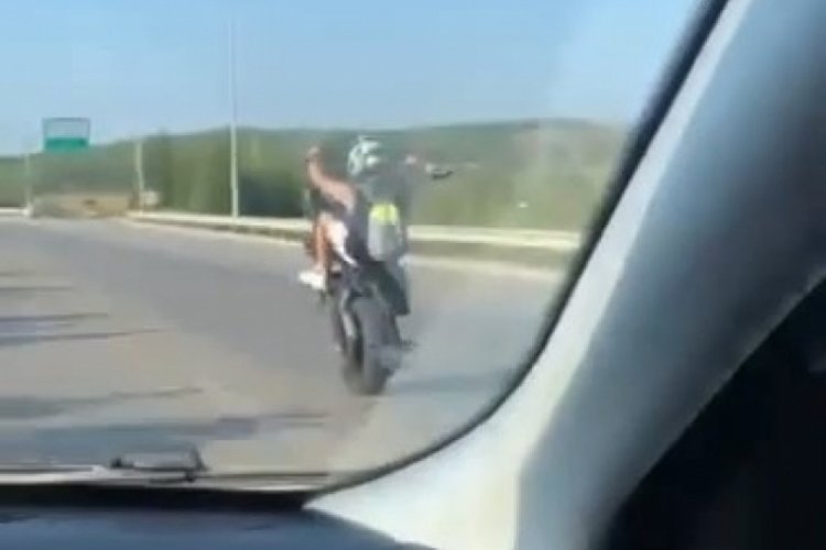 Bursa'da otobanda tek teker &uuml;zerinde yolculuk yaptı!