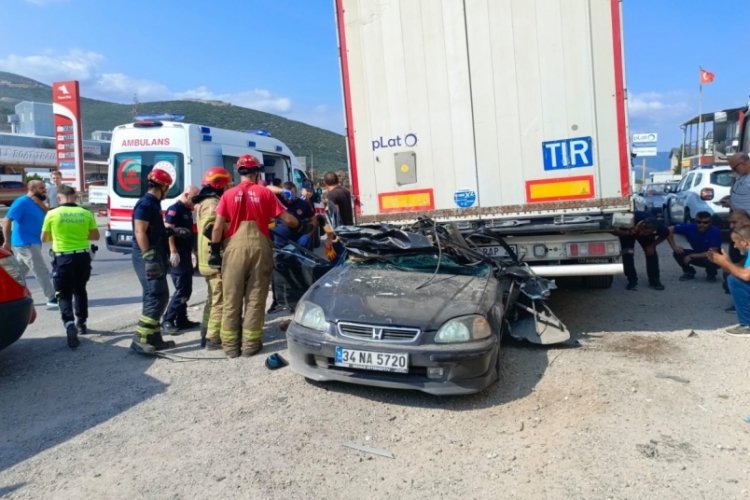 Bursa'da feci kaza! Otomobil TIR'ın altına girdi