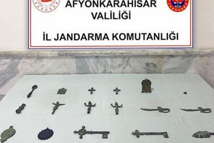 Afyonkarahisar'da arazide &ccedil;eşitli objeler buldu jandarmaya g&ouml;t&uuml;rd&uuml;