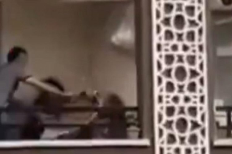 Ankara'da annesini balkonda dakikalarca bı&ccedil;akladı!