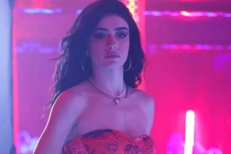 Hazar Erg&uuml;&ccedil;l&uuml; leoparlı bikinisiyle poz verdi