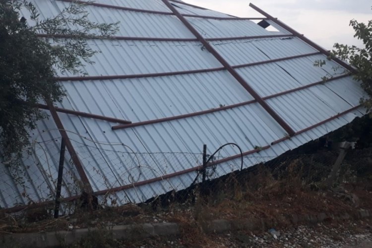Denizli'de şiddetli  yağış dereyi taşırdı: &ccedil;atılar fırtınada u&ccedil;tu!