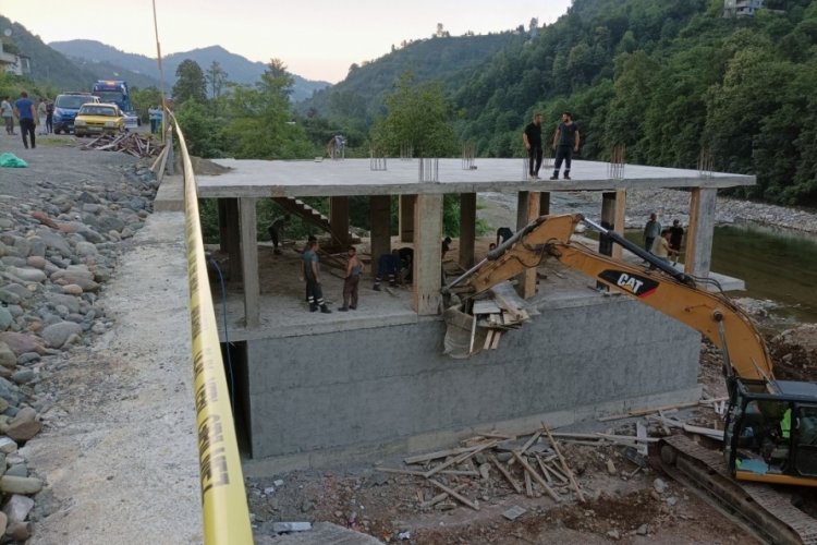 Giresun'da dere yatağına yapılan inşaat titizlikle yıkımı ger&ccedil;ekleştirildi!