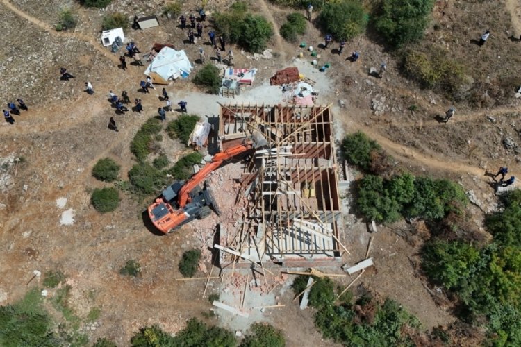 Kocaeli'nde ka&ccedil;ak yapı yıkımı jet hızıyla devam ediyor