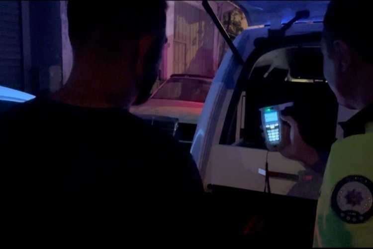 Bursa'da polisin kovalığı s&uuml;r&uuml;c&uuml; hem ehliyetsiz, hem alkoll&uuml; &ccedil;ıktı
