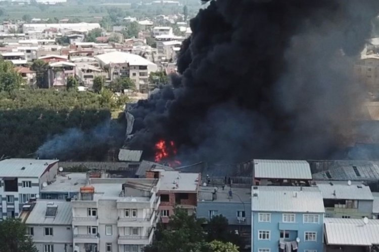 Bursa'da 5 fabrika ile 1 deponun zarar g&ouml;rd&uuml;ğ&uuml;nde yangında 'Afrika sıcakları' etkisi