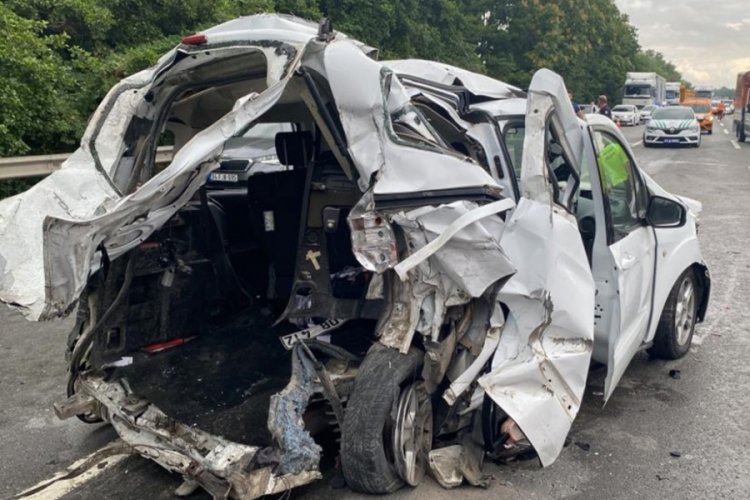 Anadolu Otoyolu'nun Sakarya kesiminde feci kaza! 3 &ouml;l&uuml;, 3 yaralı