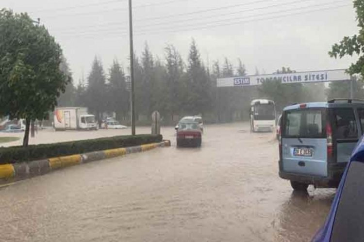 Eskişehir'de sağanak yağış evleri yıktı ge&ccedil;ti!