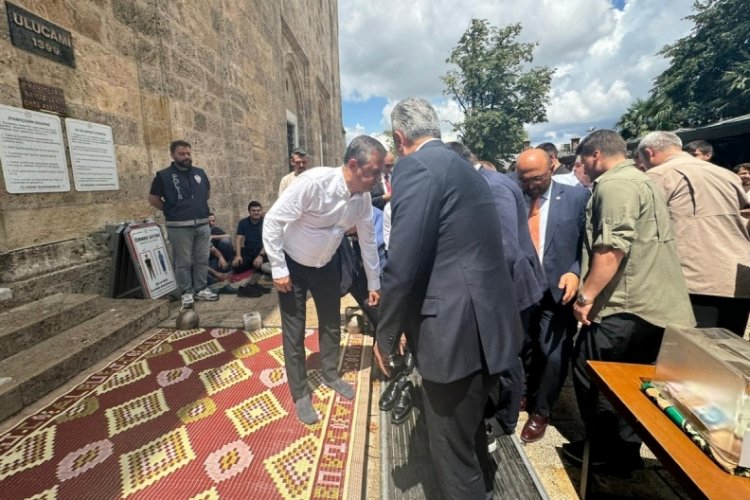 &Ouml;zg&uuml;r &Ouml;zel, Ulucami'de cuma namazı sonrası aşure dağıttı
