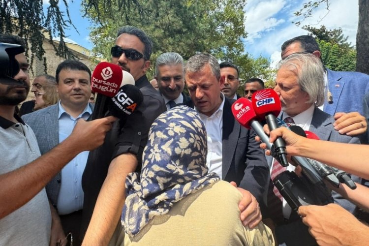 Bursa'da vatandaş &Ouml;zg&uuml;r &Ouml;zel'e elektrik faturasını verdi