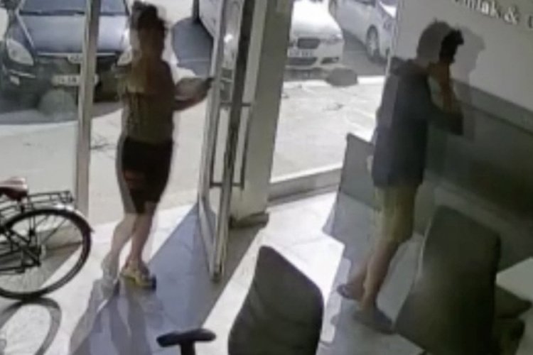 İstanbul'da iki hırsız sadaka kutusunu &ccedil;aldı