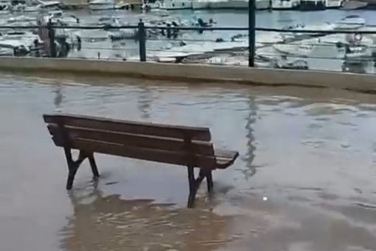 Bursa'da sağanak yağış yolları g&ouml;le &ccedil;evirdi