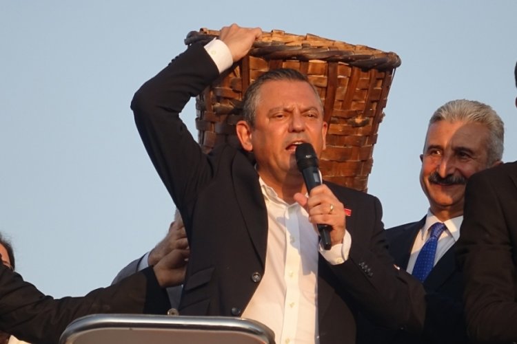 &Ouml;zg&uuml;r &Ouml;zel Bursa'da k&uuml;feyi sırtına takıp, Cumhurbaşkanı'na yanıt verdi