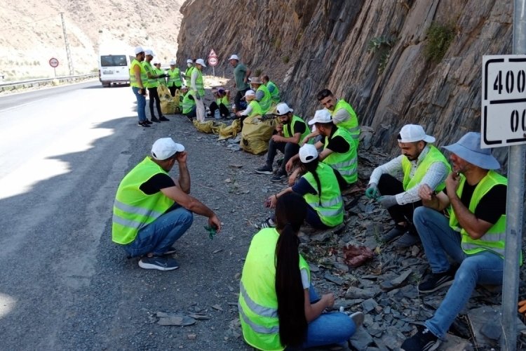 Hakkari-Van kara yolunda belediye ekipleri titizlikle &ccedil;evre temizliği yaptı!