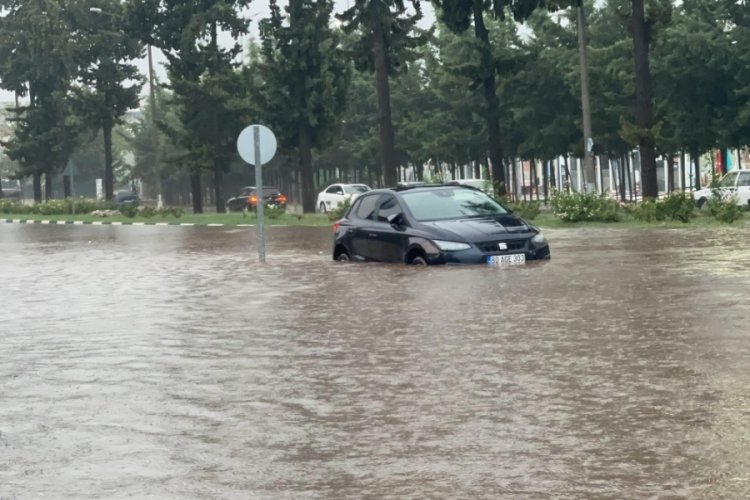 Osmaniye'de sağanak yağış ara&ccedil;ları yolları yıktı ge&ccedil;ti!