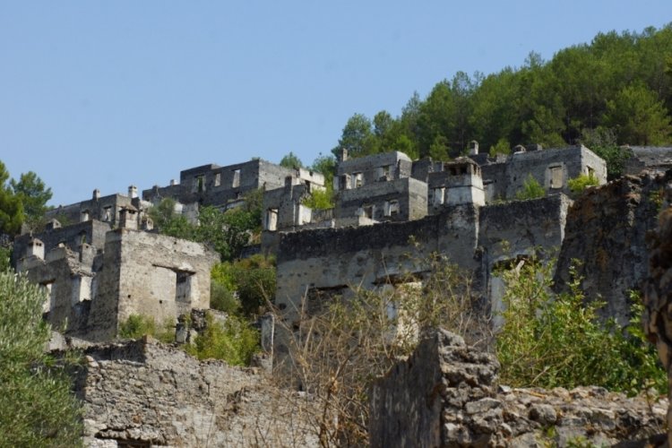 Muğla'da hayalet k&ouml;y ziyaret&ccedil;ilerin akınına uğradı!