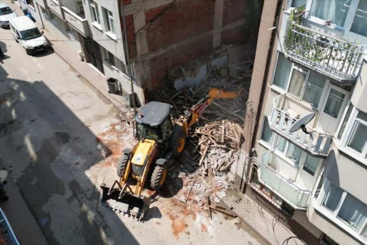İneg&ouml;l Belediyesi metruk binaları yıkmaya devam ediyor