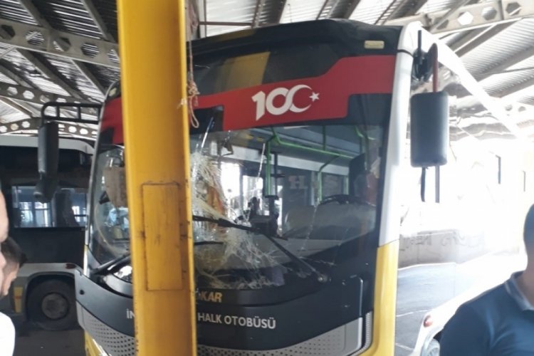 Bursa'da kendi kendine harekete ge&ccedil;en otob&uuml;s, şof&ouml;rlere &ccedil;arptı: 2 yaralı