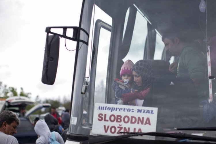 Sırbistan'da m&uuml;ltecileri taşıyan minib&uuml;s devrildi, 30'dan fazla kişi yaralandı!