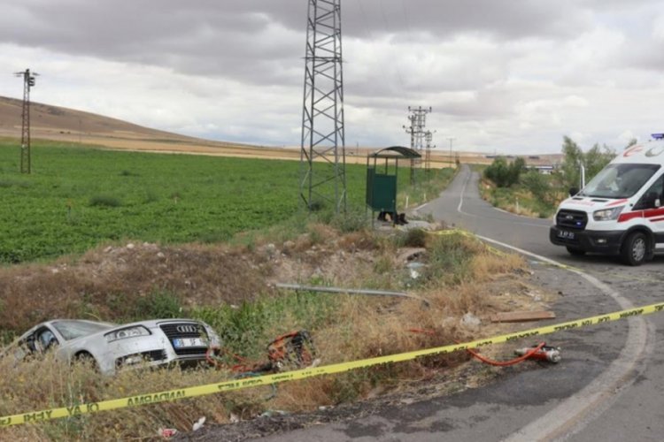 Otomobille &ccedil;arpışan ara&ccedil; kanala d&uuml;şt&uuml;: 1 &ouml;l&uuml;, 3 yaralı