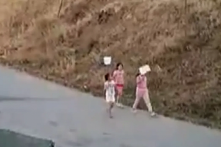 K&ouml;yde yaşayan kız &ccedil;ocuklarının eylemine yanıt geldi: Oyun parkı yapılacak!