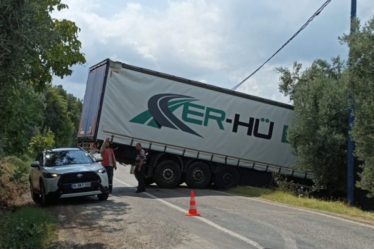 Bursa'da yağışlı yolda kontrolden &ccedil;ıkan tır zeytin tarlasına girdi