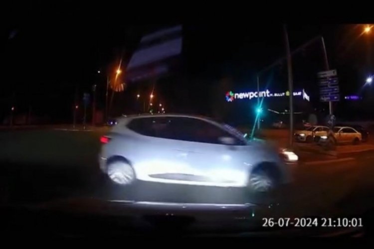 Elazığ'da s&uuml;r&uuml;c&uuml;n&uuml;n dikkati, kırmızı ışıkta ge&ccedil;en araca &ccedil;arpmayı &ouml;nledi